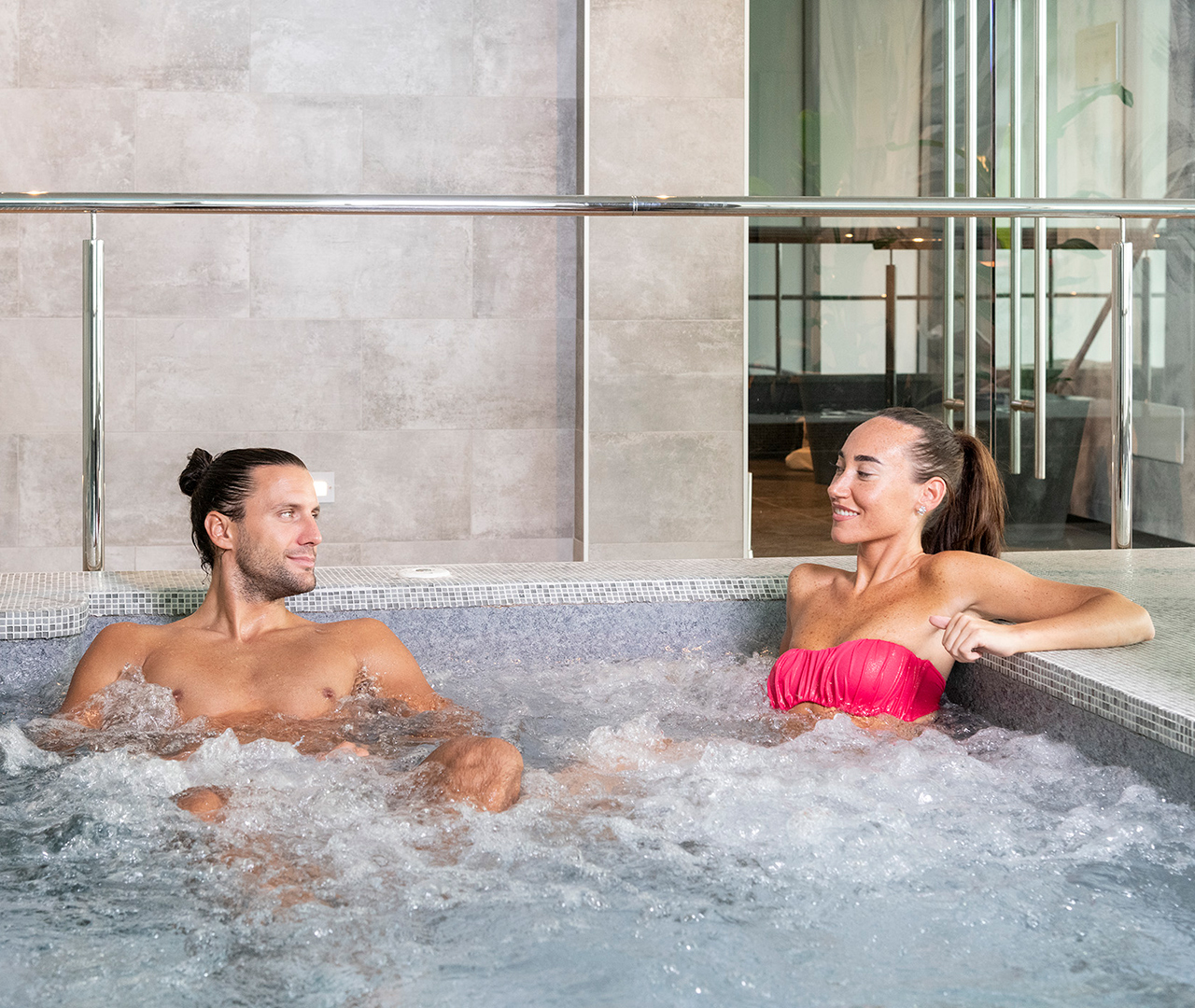 Coppia che si rilassa nell’idromassaggio della nostra area Wellness & Spa