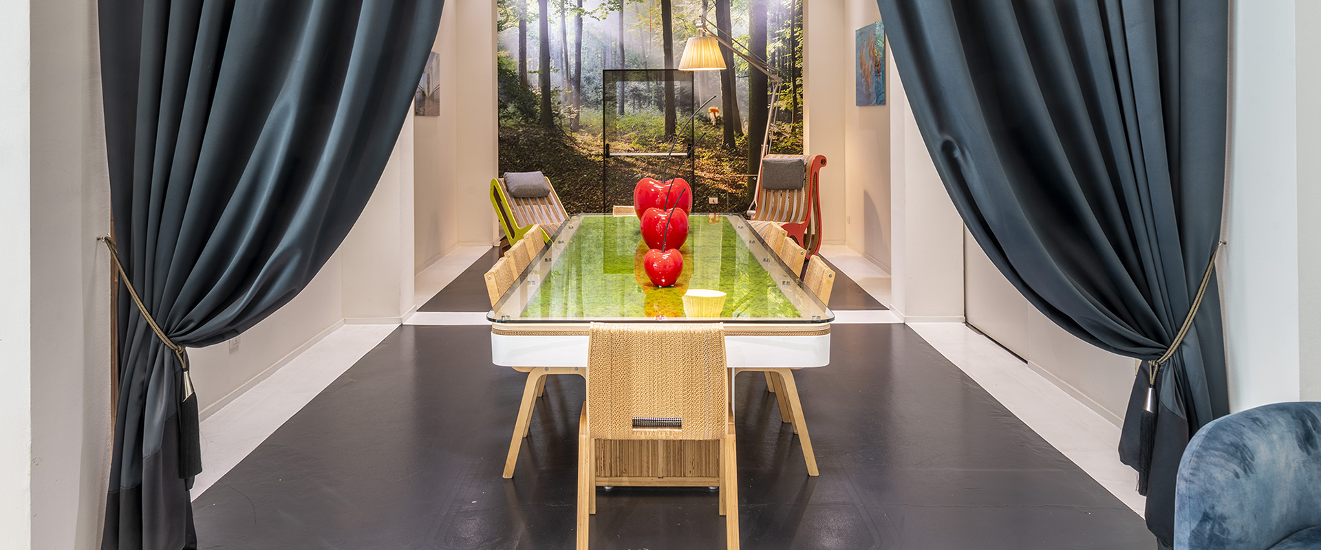 Tavolo di design con muschio e centrotavola a ciliegie, ideale per incontri business