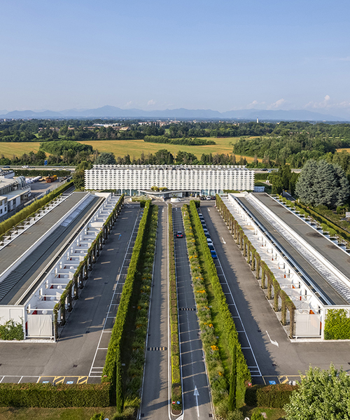 Interni luminosi del Bloom Restaurant & Lounge Bar con tavoli moderni e vista sul giardino