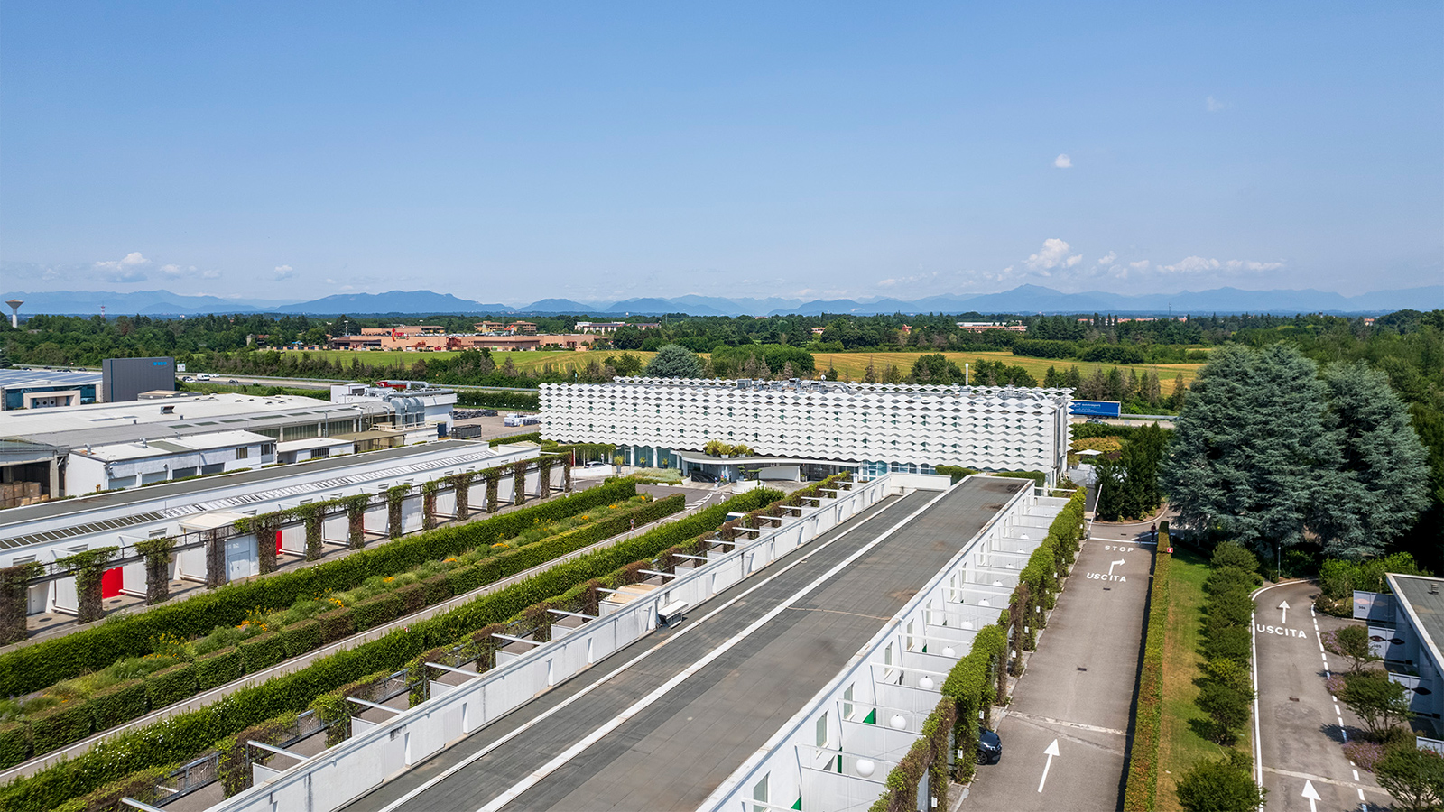 Vista dall’alto in prospettiva sul MOOM Hotel immerso nel verde